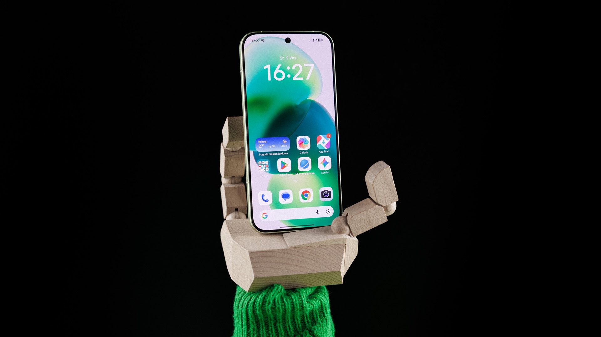 POCO F9 Pro w dłoni
