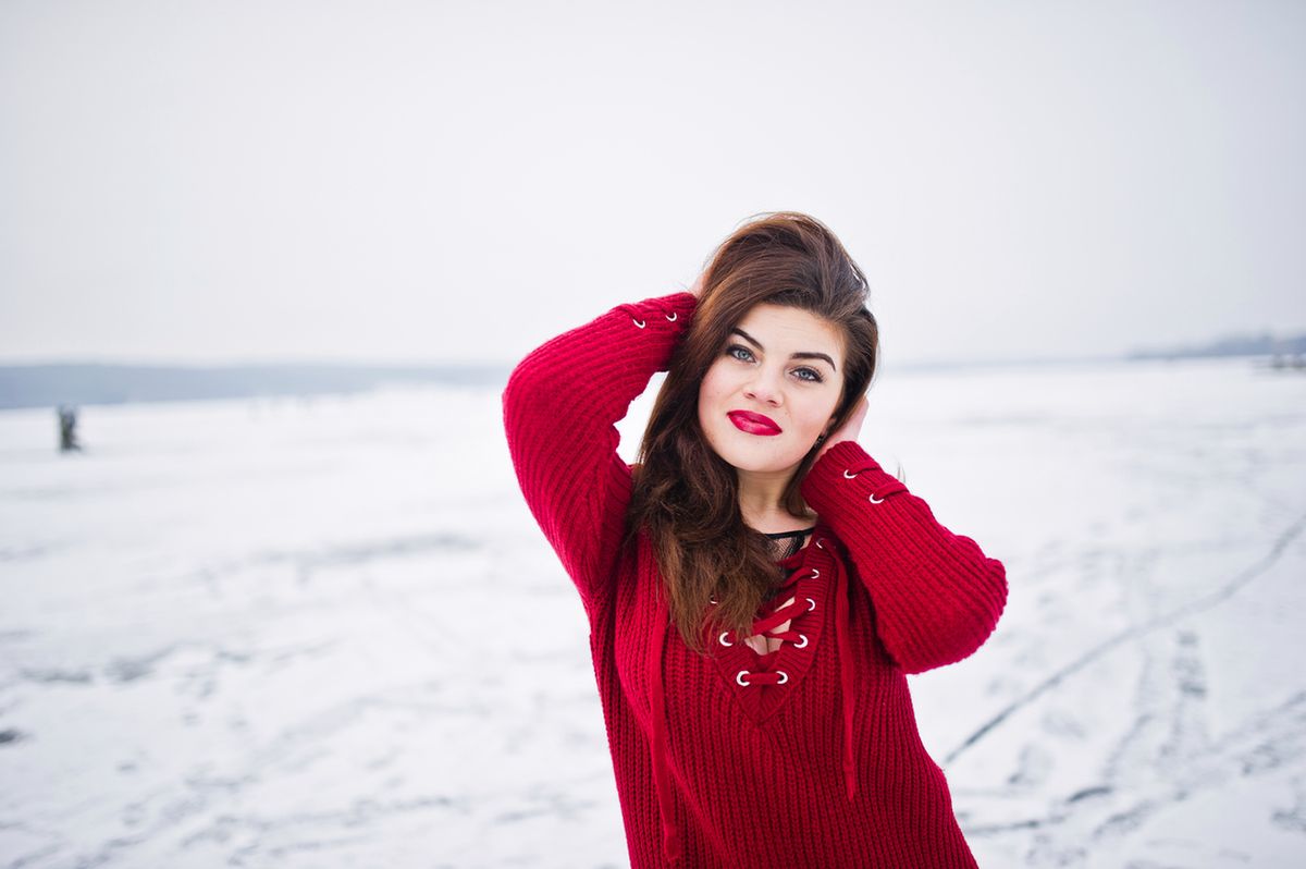 Zimowa moda plus size. Kurtki, sukienki, swetry i spodnie w dużych rozmiarach