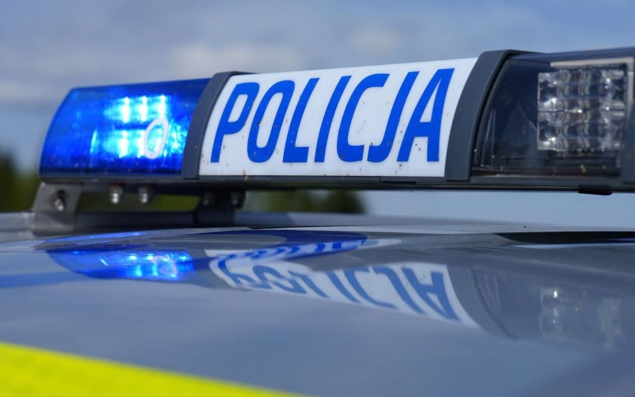 Był nagi i zakrwawiony. 18-latek szedł ulicą. Akcja pod Serockiem