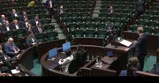 Tusk przemawia w Sejmie. Ławy PiS puste. Jest jak mówił Błaszczak