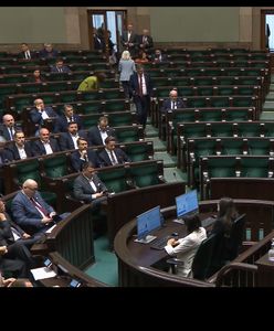 Tusk przemawia w Sejmie. Ławy PiS puste. Jest jak mówił Błaszczak