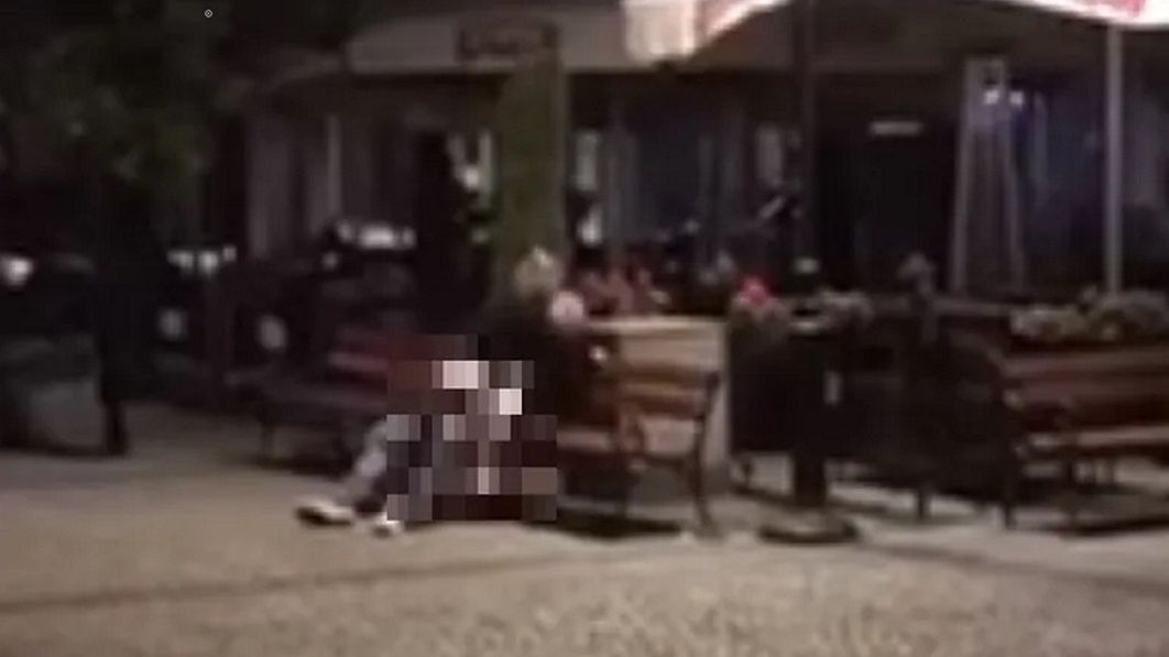 Para kochanków uprawiała seks na ławce, w centrum miasta. 