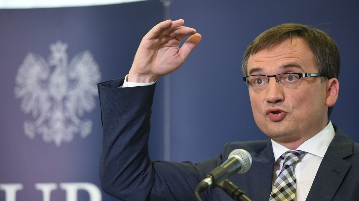 Czy "ktoś miał zarobić na zielonej wyspie Tuska?" - pyta minister sprawiedliwości Zbigniew Ziobro.