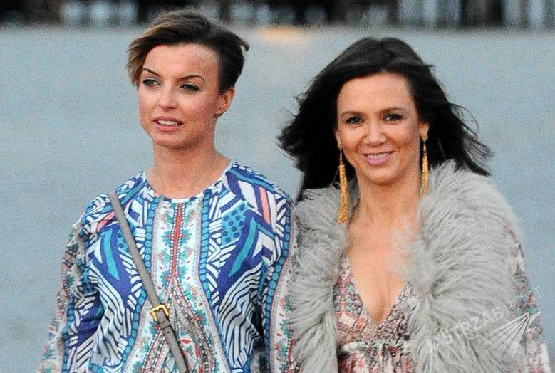 Kinga Rusin i Kasia Sokołowska w stylu boho spacerują po plaży w Sopocie [zdjęcia]