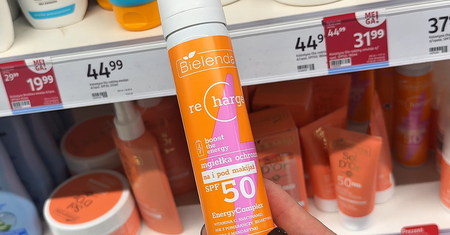 SPF z Rossmanna poniżej 50 zł. Pokazała polecane produkty