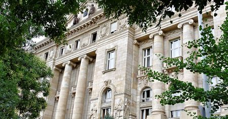 Bank centralny Węgier kupuje broń i amunicję