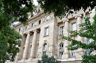 Bank centralny Węgier kupuje broń i amunicję
