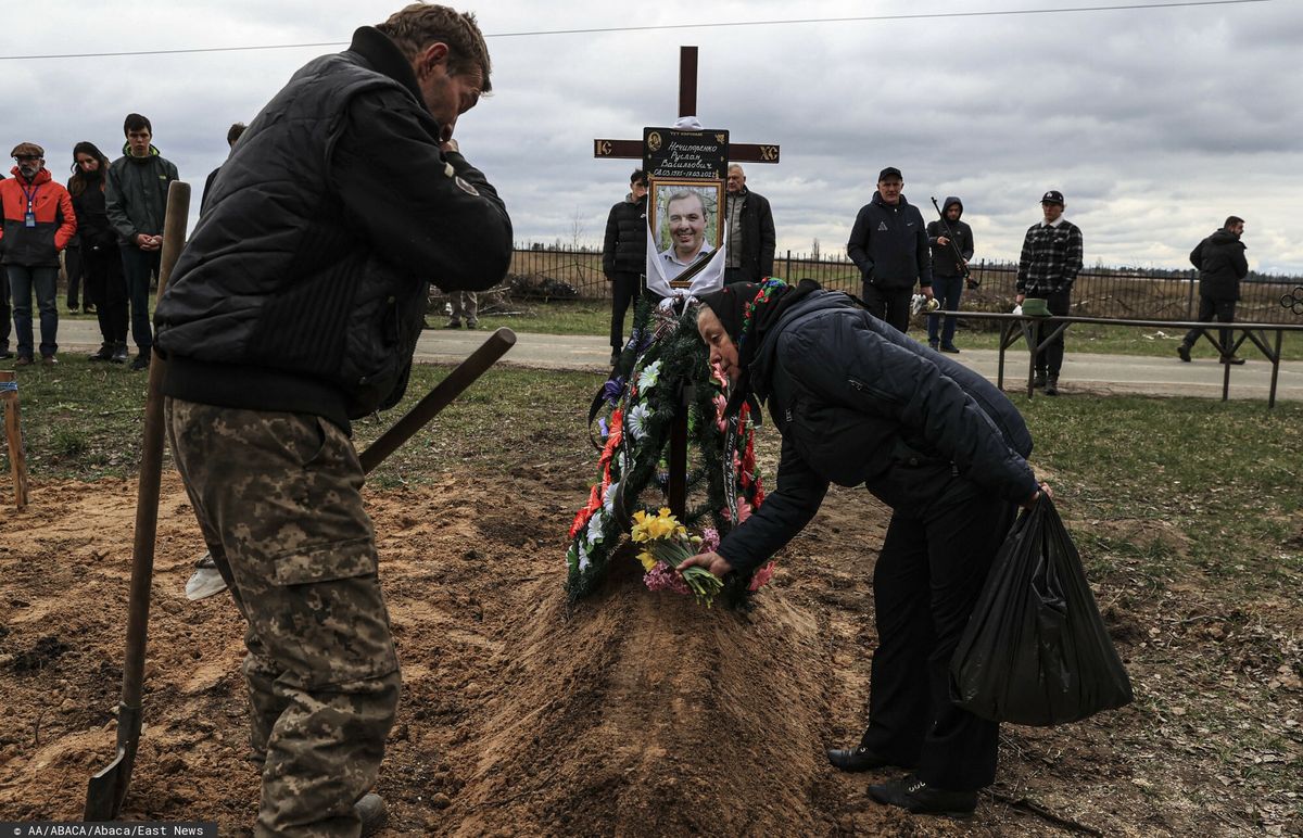 Mieszkańcy Buczy chowają zamordowanych przez Rosjan członków swoich rodzin 