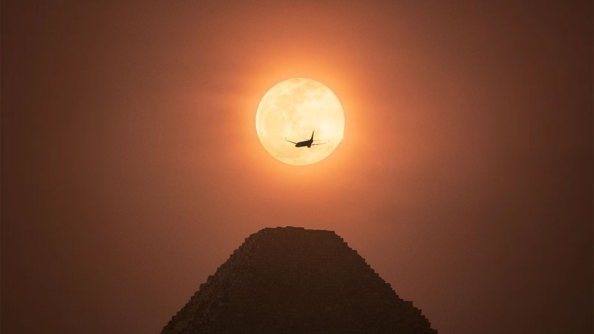 Piramida Cheopsa, Księżyc i samolot w jednej linii stworzyły fotografię "4,5 tys. ludzkiej historii".