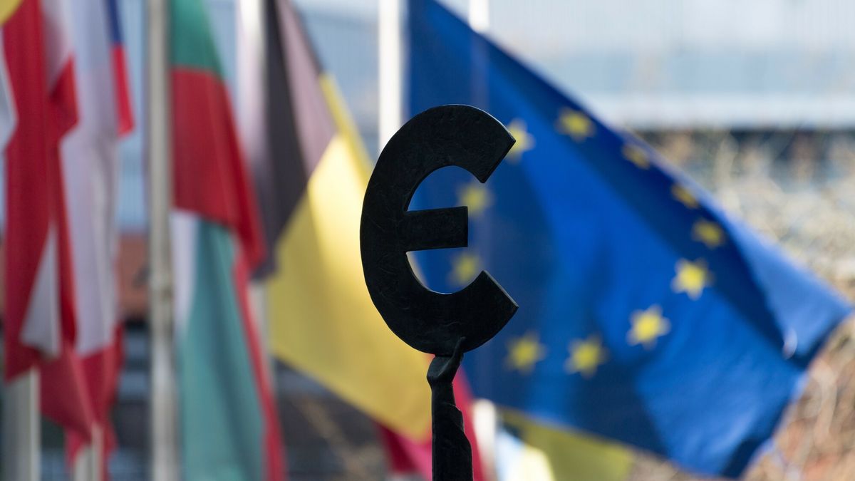 reporter_baza_2023-0412.04.2023 Belgia Bruksela Postmodernistyczna siedziba Parlament Europejski przy rue Wiertz / Wiertzstraat budynek Paul-Henri Spaaka pomnik Europa trzymajaca znak Epsilon Euro  Fot. Wojciech Strozyk/REPORTERWojciech Strozyk/REPORTER