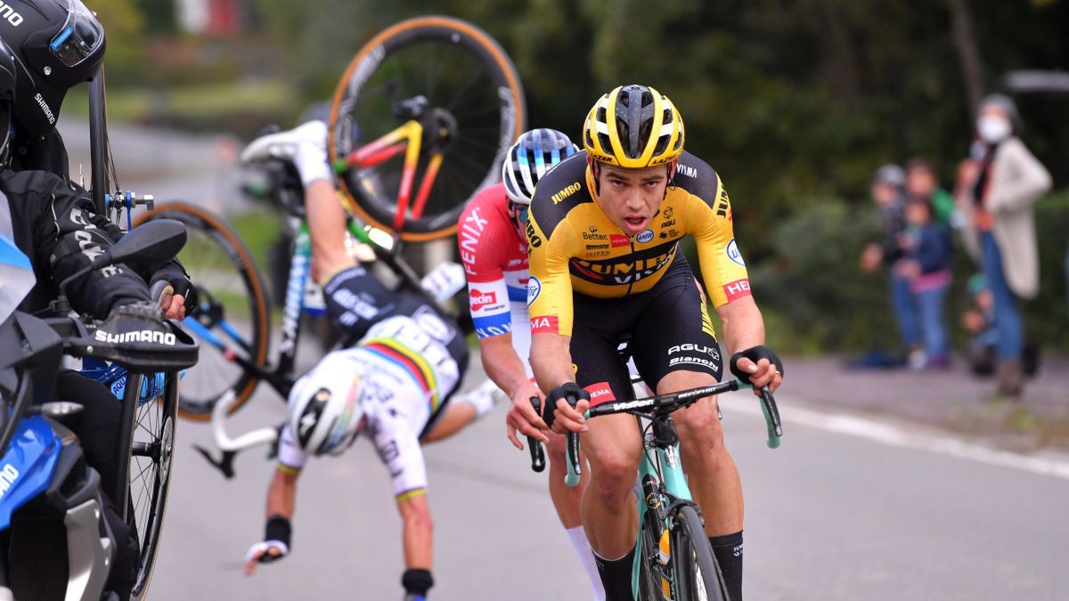 Getty Images / Luc Claessen / Na zdjęciu: wypadek Juliana Alaphilipppe'a na trasie Dookoła Flandrii; na pierwszym planie Wout Van Aert