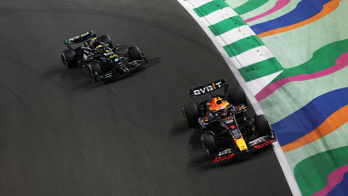 Max Verstappen przed Lewisem Hamiltonem