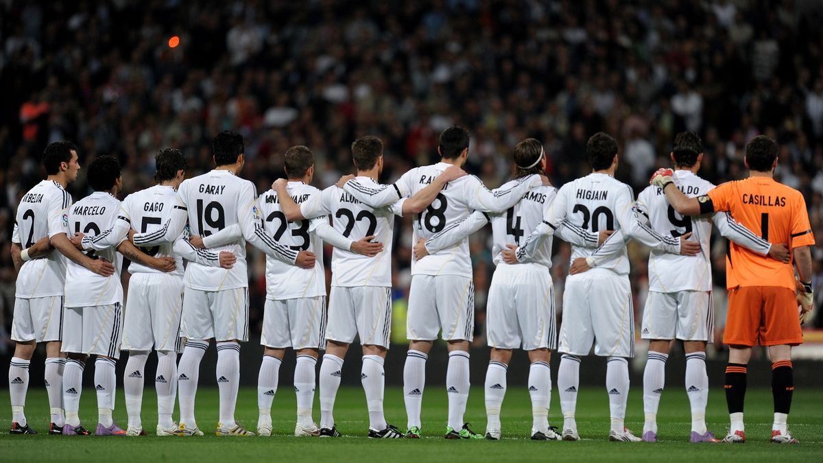 El Clasico w kwietniu 2010 poprzedziła minuta ciszy Na zdjęciu piłkarze Realu Madryt