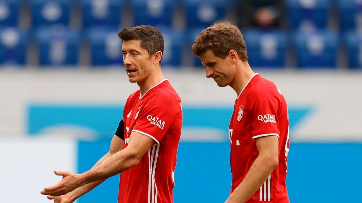 PAP/EPA / EPA/RONALD WITTEK / Na zdjęciu: Robert Lewandowski (z lewej), Thomas Mueller