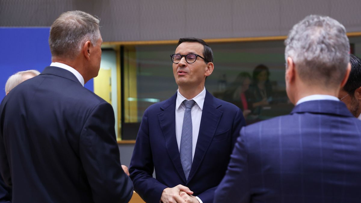 Poland's Prime Minister Mateusz Morawiecki (C) during the European Council meeting in Brussels, Belgium, 26 October 2023. In a two-day summit on 26-27 October, EU leaders are expected to address the situation in the Middle-East and Ukraine, as well as the EU's long-term budget, migration, and external relations. EPA/OLIVIER HOSLET Dostawca: PAP/EPA.