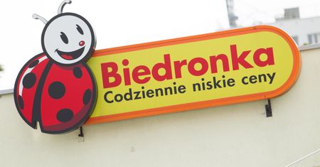 Tego jeszcze nie grali. Biedronka będzie rozdawać kasę na mieszkania!