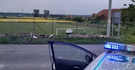 Uciekał przed policją. "Wylądował" na boisku