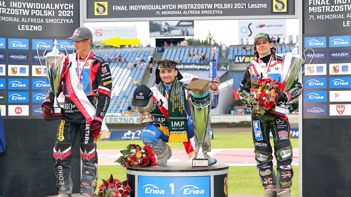 Maciej Janowski (z lewej) był wyraźnie niepocieszony na podium