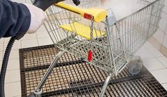 Biedronka zwiększa częstotliwość mycia wózków sklepowych