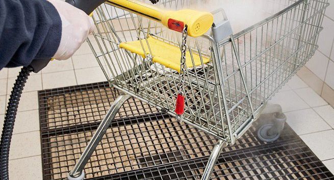 Biedronka zwiększa częstotliwość mycia wózków sklepowych