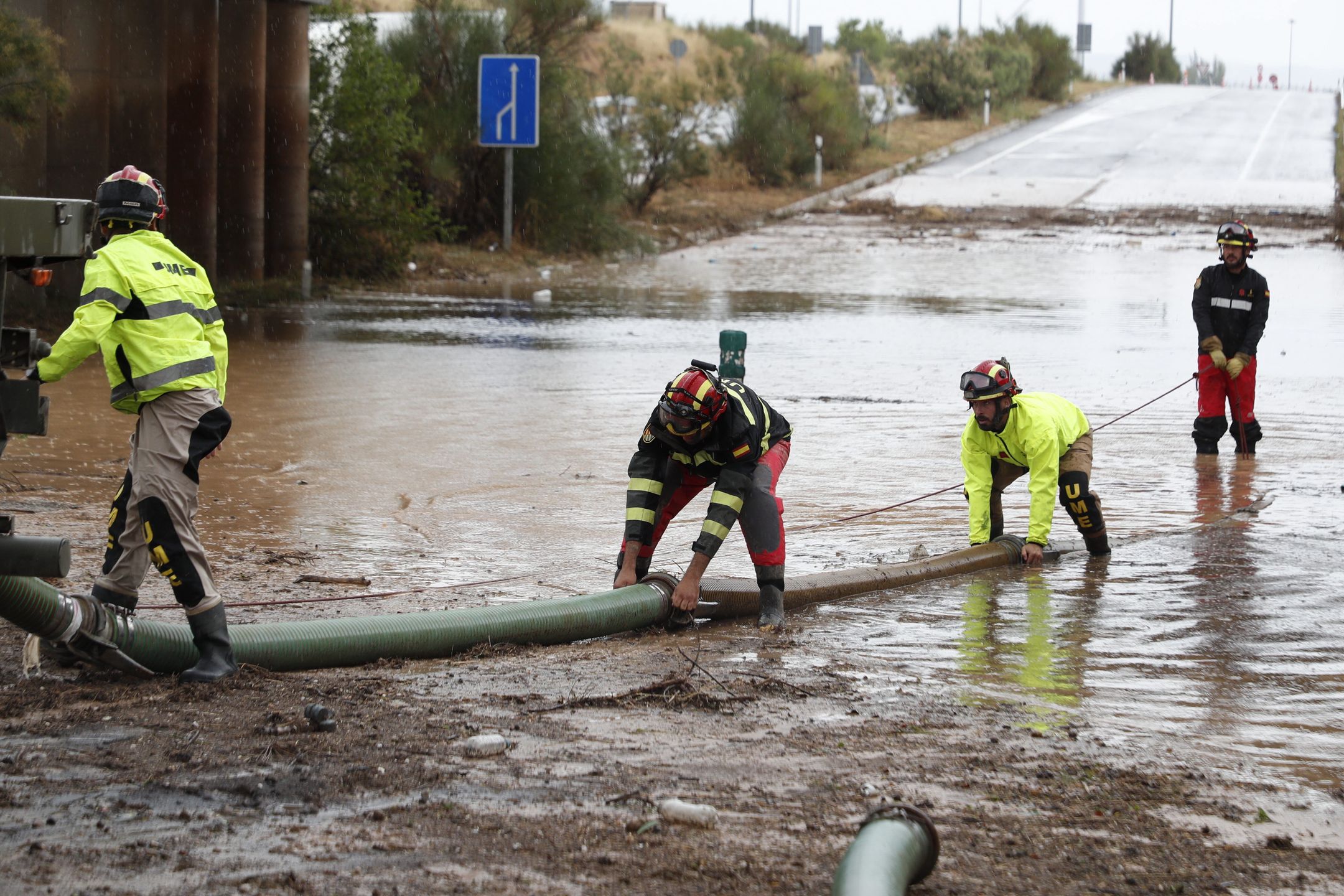 Flash floods in northeastern Spain
epa12233593 Members of the Spanish Army's Emergency Military Unit (UME) work in a flooded road near the village of Grisen, Aragon, northeastern Spain, 12 July 2025. The Spanish State Meteorological Agency has issued a weather warning in several regions of Spain due to a DANA (high-altitude isolated depression) weather phenomenon hitting the area.  EPA/JAVIER BELVER 
Dostawca: PAP/EPA.
JAVIER BELVER
weather, floods