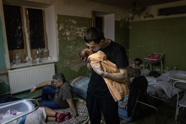 Przejmujące zdjęcie. Tata przytula maleńkie dziecko urodzone w kijowskim bunkrze