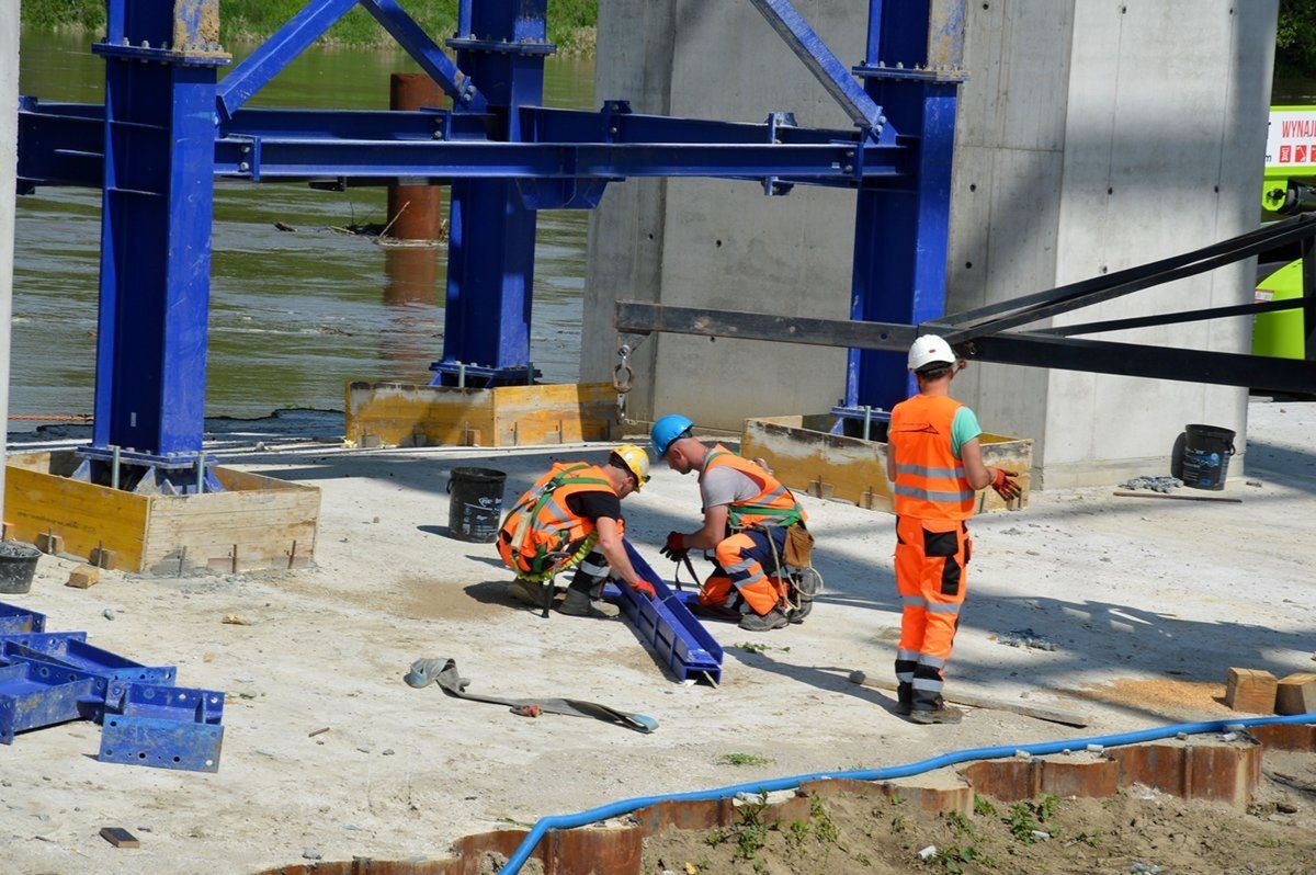 Spadek produkcji budowlano-montażowej w skali roku odnotowano w przypadku przedsiębiorstw zajmujących się budową budynków oraz wznoszeniem obiektów inżynierii lądowej i wodnej - odpowiednio o 9,0 oraz o 1,4 proc. 
