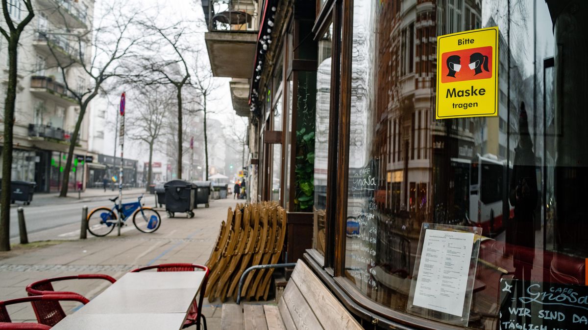 A Covid-19 sign in the window of a restaurant informs customers that protective masks are obligatory in Hamburg, Germany, on Tuesday, March 15, 2022. Despite soaring infections, Germany is sticking with plans to let most nationwide restrictions expire on Sunday, with the number of Covid cases in intensive-care units at less than half of peak levels.  Photographer: Imke Lass/Bloomberg via Getty Images