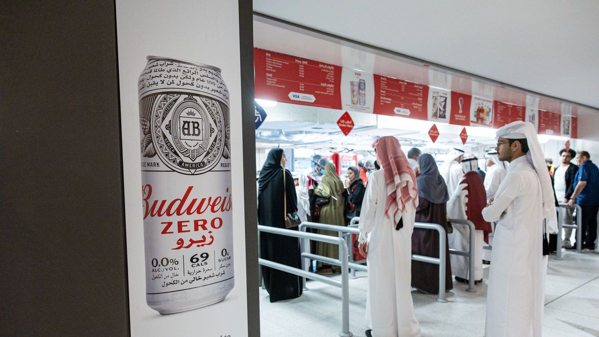 Na zdjęćiu: stanowisko sprzedaży piwa na stadionie w Katarze