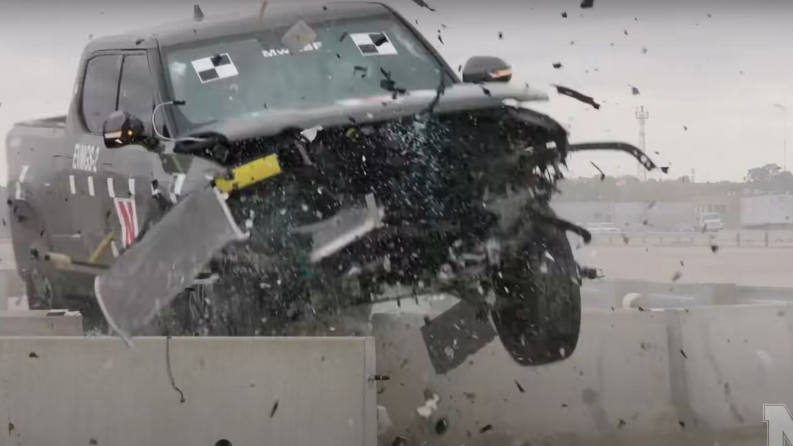 Elektryczny Rivian przebijający się przez bariery.