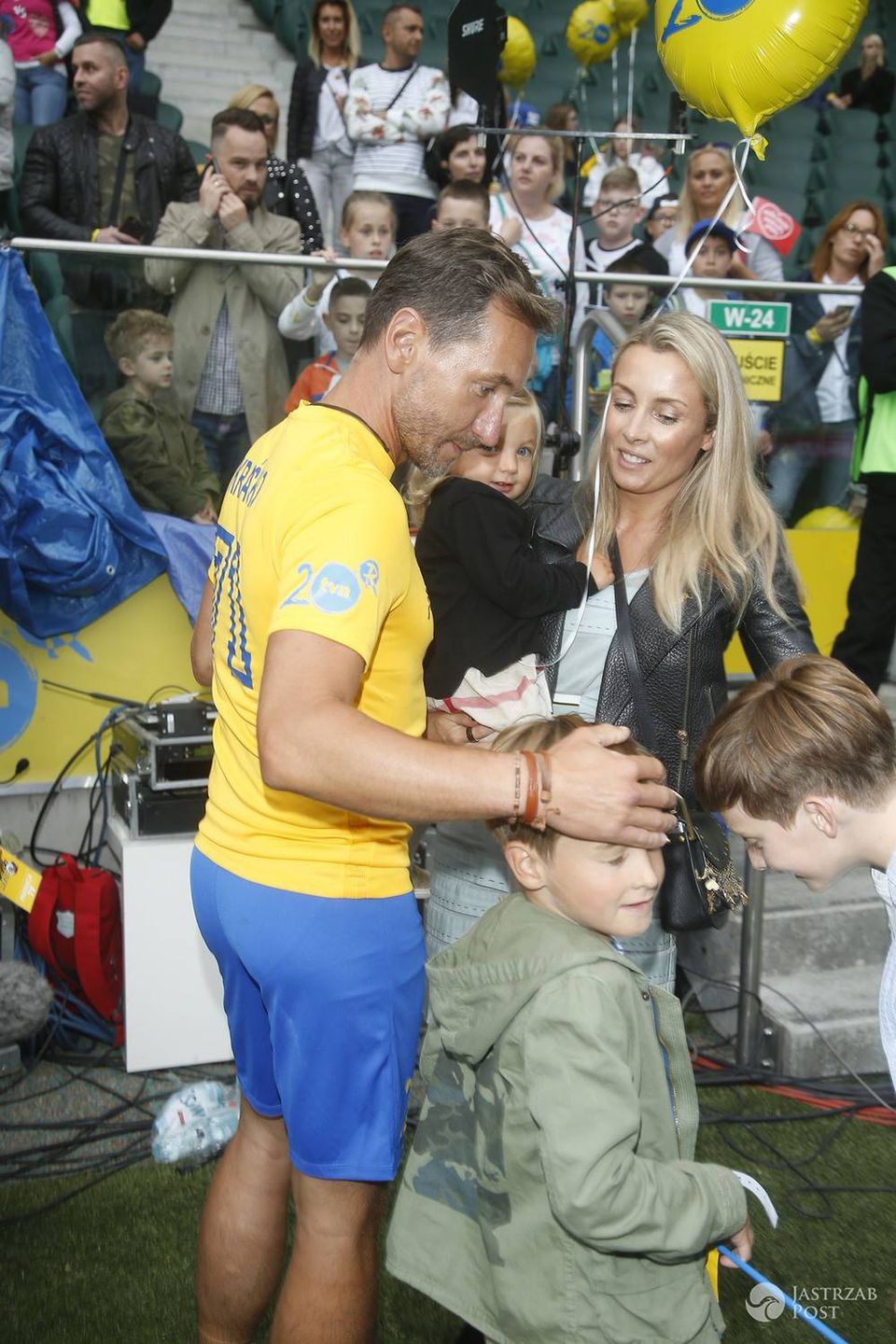 Piotr Kraśko i Karolina Ferenstein-Kraśko z dziećmi na Wielkim Meczu TVN 2017