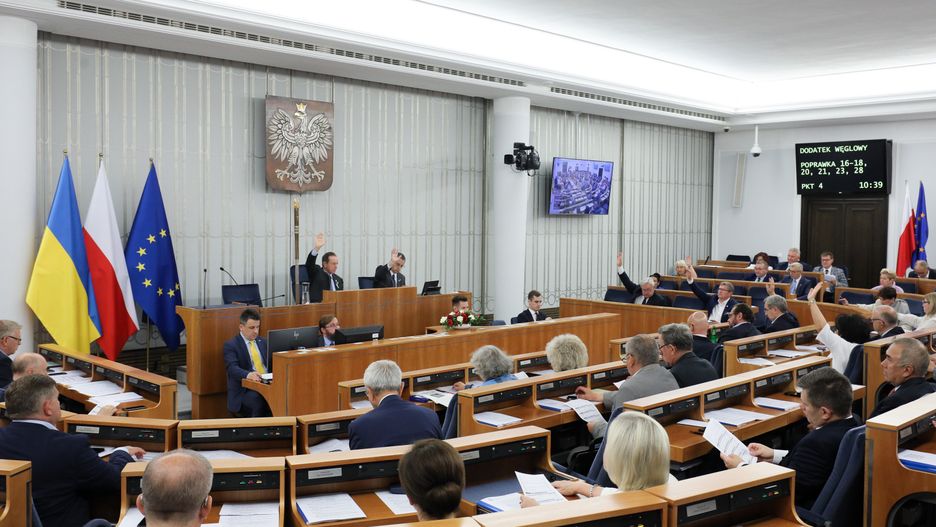 Senatorowie
Warszawa, 04.08.2022. Senatorowie na sali obrad Senatu w Warszawie, 4 bm. Senatorowie maj� g�osowa� m.in. nad ustaw� o dodatku w�glowym - jedn� z propozycji senackich jest zamiana dodatku na pieni�ny i przyznanie go nie tylko tym gospodarstwom, kt�re ogrzewaj� si� w�glem kamiennym. (sko) PAP/Pawe� Supernak
Pawe� Supernak
10, 10., 47, 47., obrady, polityk polityka, posiedzenie, sala obrad, senat, senatu, X