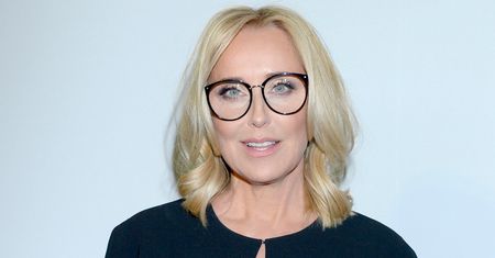 50-latka w dresach? Czemu nie. Komplet Młynarskiej to pomysł na wygodną zimową stylizację