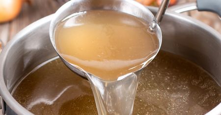 Tym uratujesz rosół, który wyszedł "zbyt cienki". Dużo lepszy i zdrowszy niż popularna Maggi