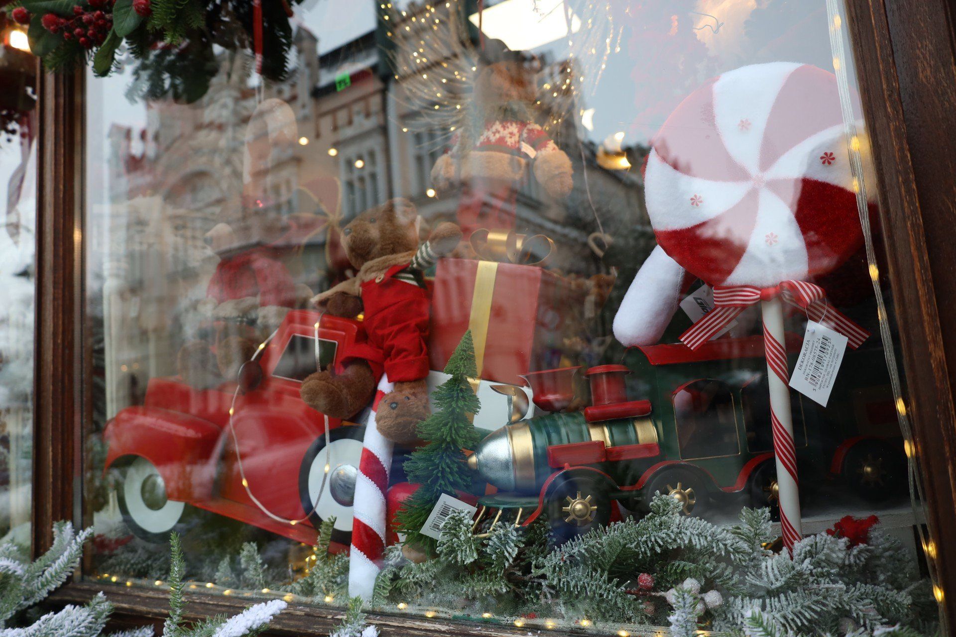 Trwa montaż świątecznego miasteczka na Rynku w Rzeszowie.