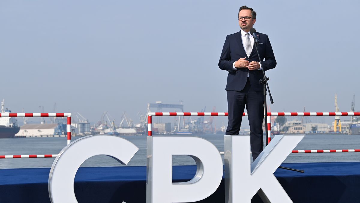 Gdynia, 13.09.2023. Kampania wyborcza do parlamentu 2023. Wiceminister funduszy i polityki regionalnej Marcin Horała na konferencji prasowej w Porcie w Gdyni, 13 bm. Spotkanie dotyczyło realizacji realizacji Programu inwestycyjnego CPK oraz programu dobrowolnych nabyć w ramach inwestycji (aldg) PAP/Andrzej Jackowski