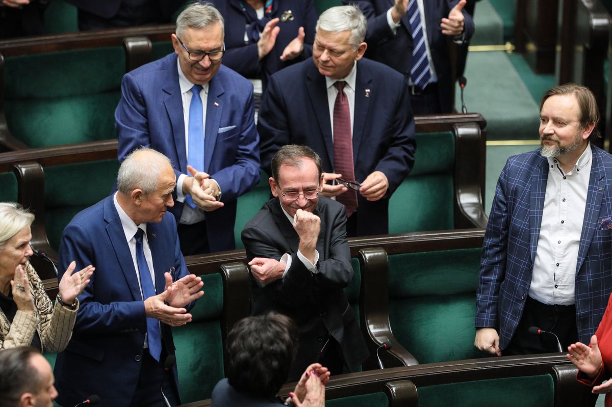 Mariusz Kamiński pokazuje gest Kozakiewicza w stronę rządowej większości