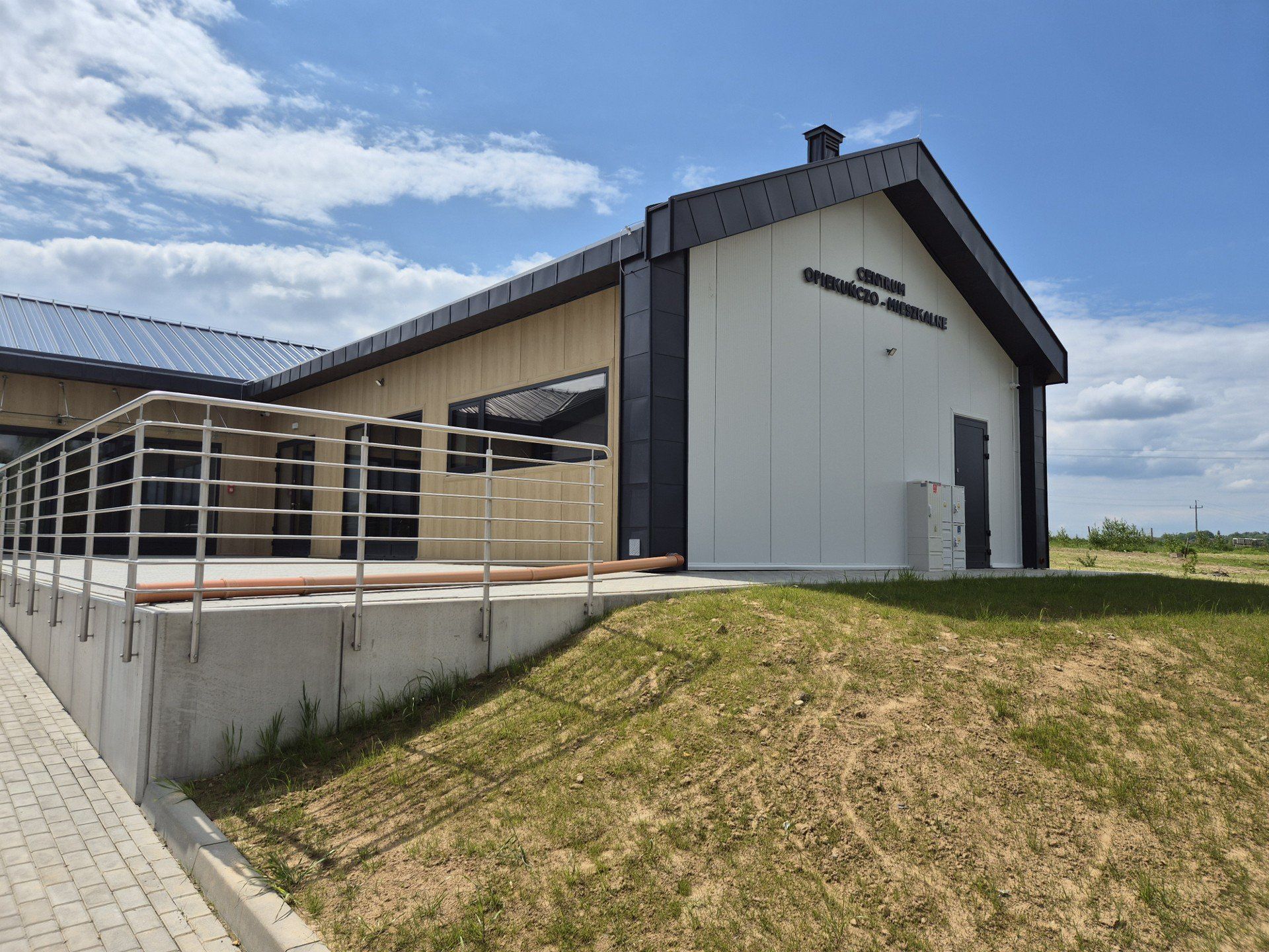 Budynek COM to parterowy obiekt o powierzchni blisko 500 m², zaprojektowany zgodnie z najnowszymi standardami dostępności, komfortu i funkcjonalności