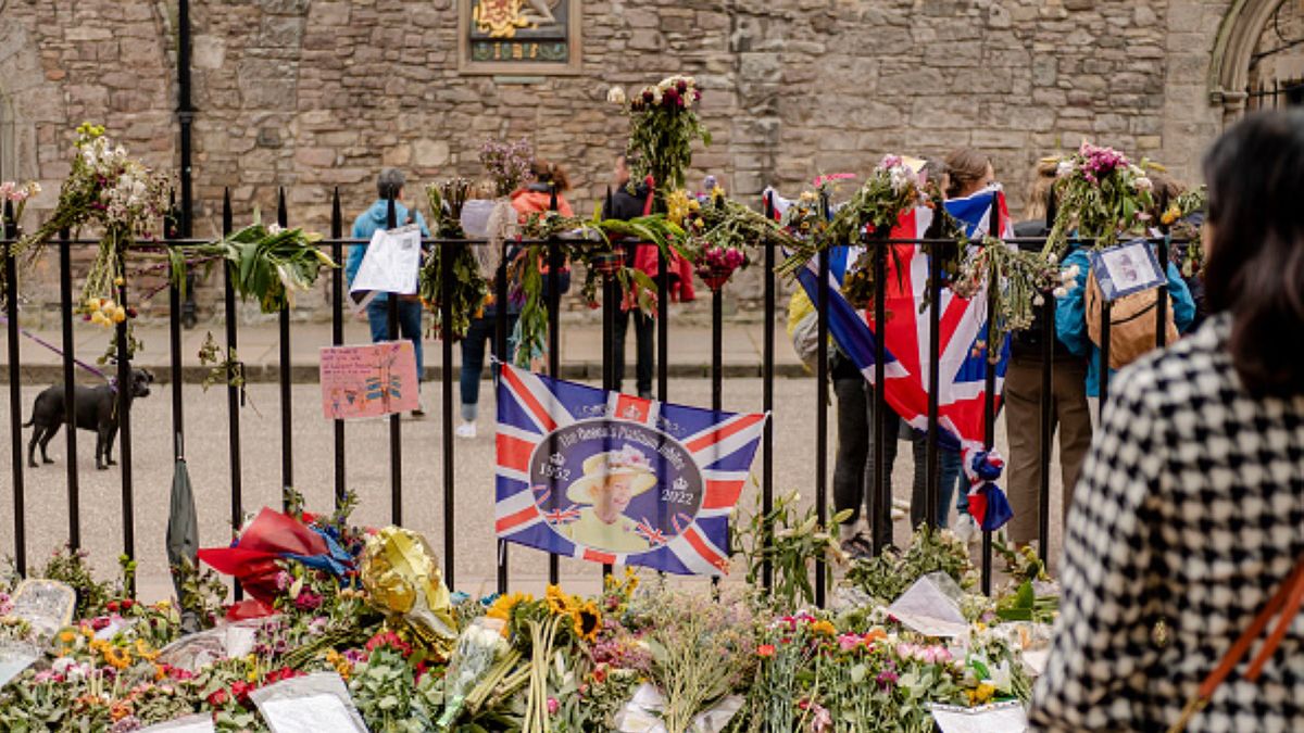 Poddani i turyści przynosili kwiaty jako wyraz szacunku dla pamięci królowej Elżbiety