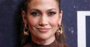 52-letnia Jennifer Lopez odsłania UMIĘŚNIONY BRZUCH na ściance (ZDJĘCIA)