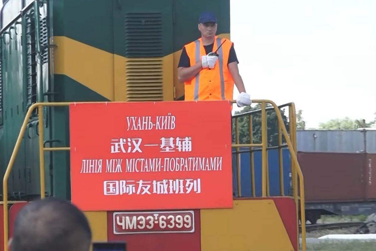 Pociąg z Wuhan jest już w Europie. Zatrzymał się za polską granicą