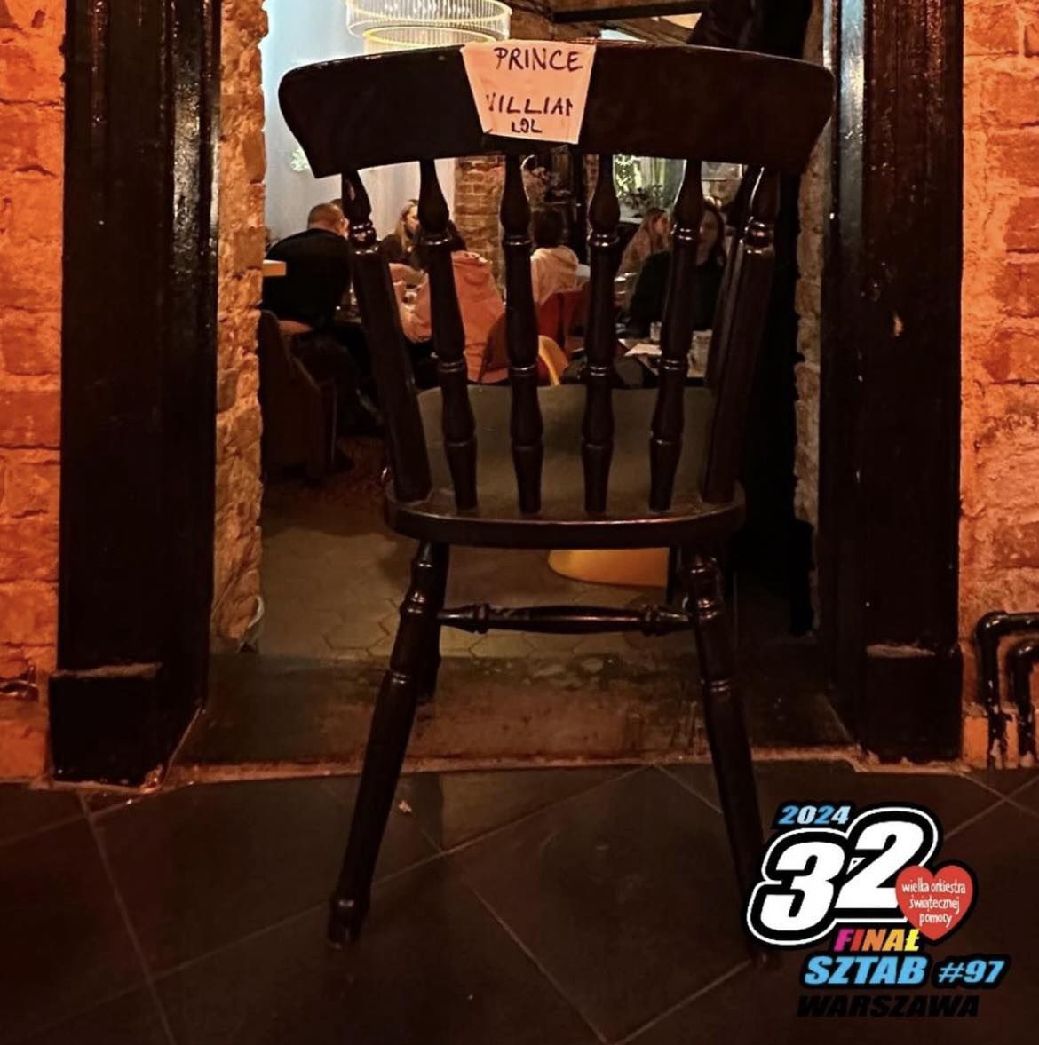 Na aukcję WOŚP trafiło KRZESŁO z warszawskiej restauracji, na którym siedział książę William