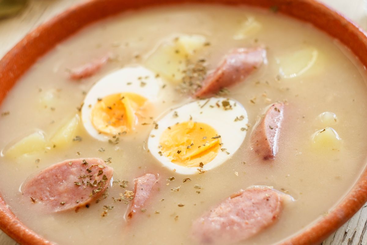 Jak zagęścić żurek? Oto najlepsze sposoby, które uratują Wielkanoc