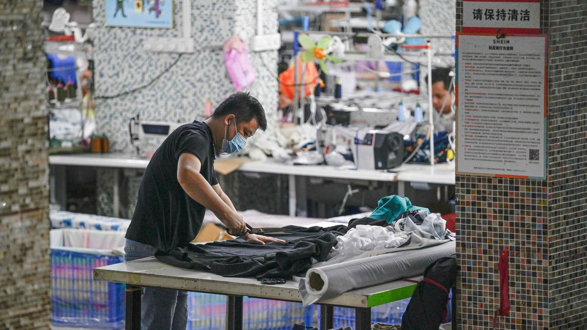 Szwalnia firmy Shein w Chinach
This photo taken on June 11, 2024 shows workers producing garments at a textile factory that supplies clothes to fast fashion e-commerce company Shein in Guangzhou in southern China's Guangdong province. (Photo by Jade GAO / AFP)
JADE GAO