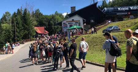 Karpacz. Tłumy w kolejce na Kopę