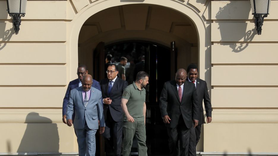 President of Ukraine Volodymyr Zelensky (C) attends a press conference with African leaders following a meeting in Kyiv, 16 June 2023, amid the Russian invasion. EPA/OLEG PETRASYUK Dostawca: PAP/EPA.