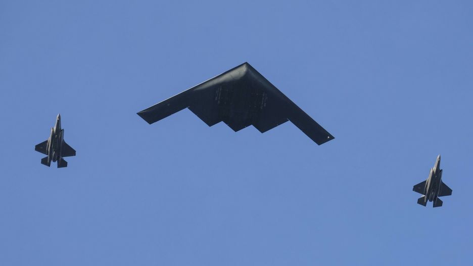 arch28
(180102) -- LOS ANGELES, Jan. 2, 2018 (Xinhua) -- A B-2 Spirit and two fighter jets fly over the 129th Rose Parade in Pasadena, California, the United States, Jan. 1, 2018. (Xinhua/Zhao Hanrong)(gj) Xinhua News Agency
Zhao Hanrong Xinhua