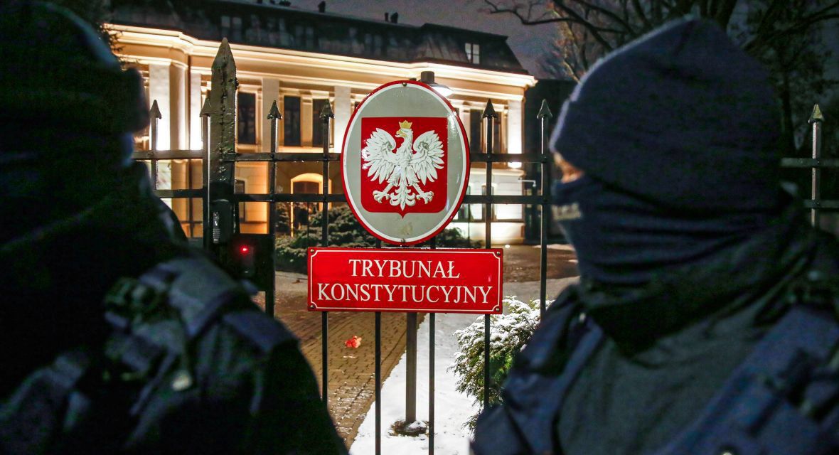 Policjanci ochraniają budynek Trybunału Konstytucyjnego w czasie demonstracji przeciwko zaostrzeniu prawa aborcyjnego