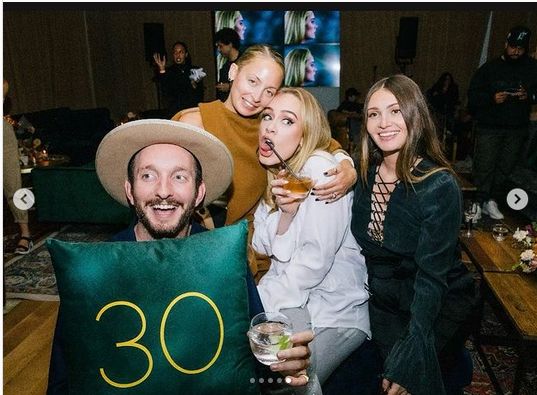 Adele z przyjaciółmi na imprezie z okazji wydania "30"