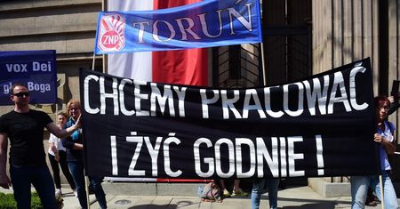 Nauczyciele, jak policjanci, w bitwie o podwyżki. Zapowiadają masowe L4